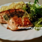 Foto salmon a las finas hierbas con arroz y fideos fritos.