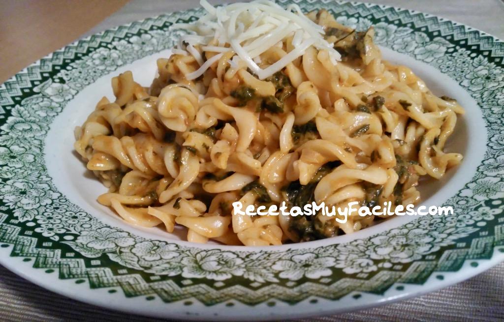 Foto Fusili con salsa de espinacas