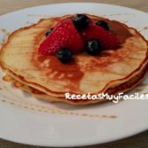 Foto Tortitas con miel, arándanos, fresas