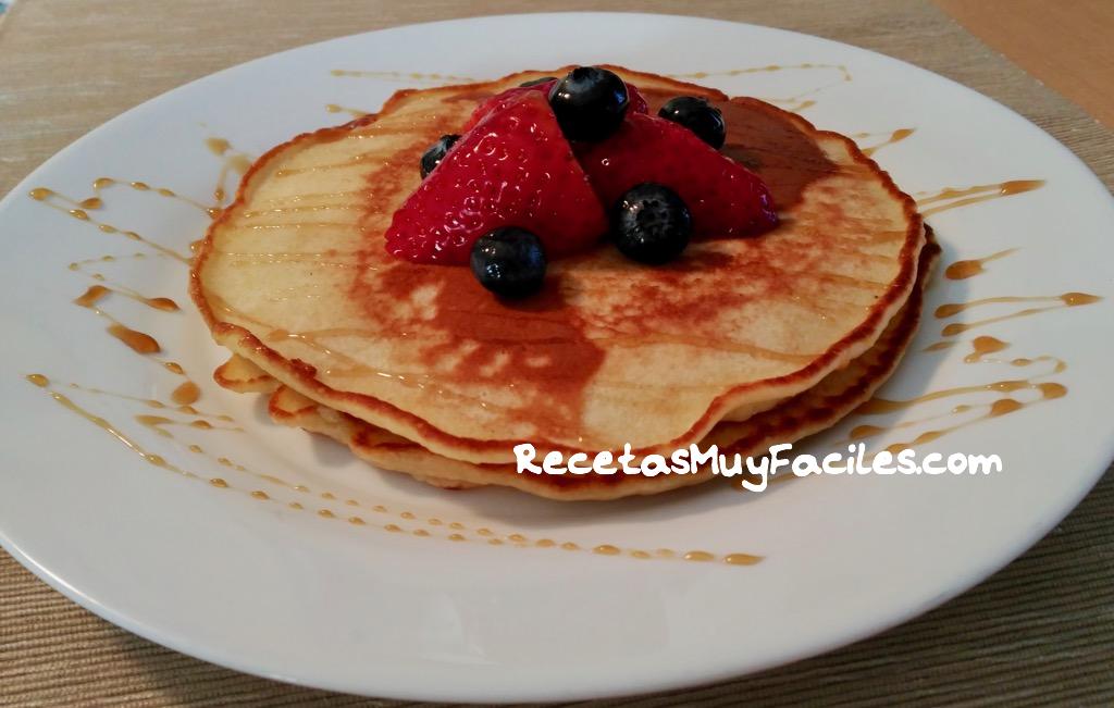 Foto Tortitas con miel, arándanos, fresas