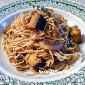 FotoFideos asiáticos con champiñones y tofu ahumado