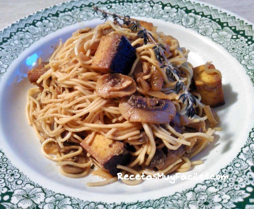 FotoFideos asiáticos con champiñones y tofu ahumado