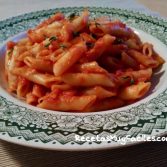 Foto macarrones con tomate