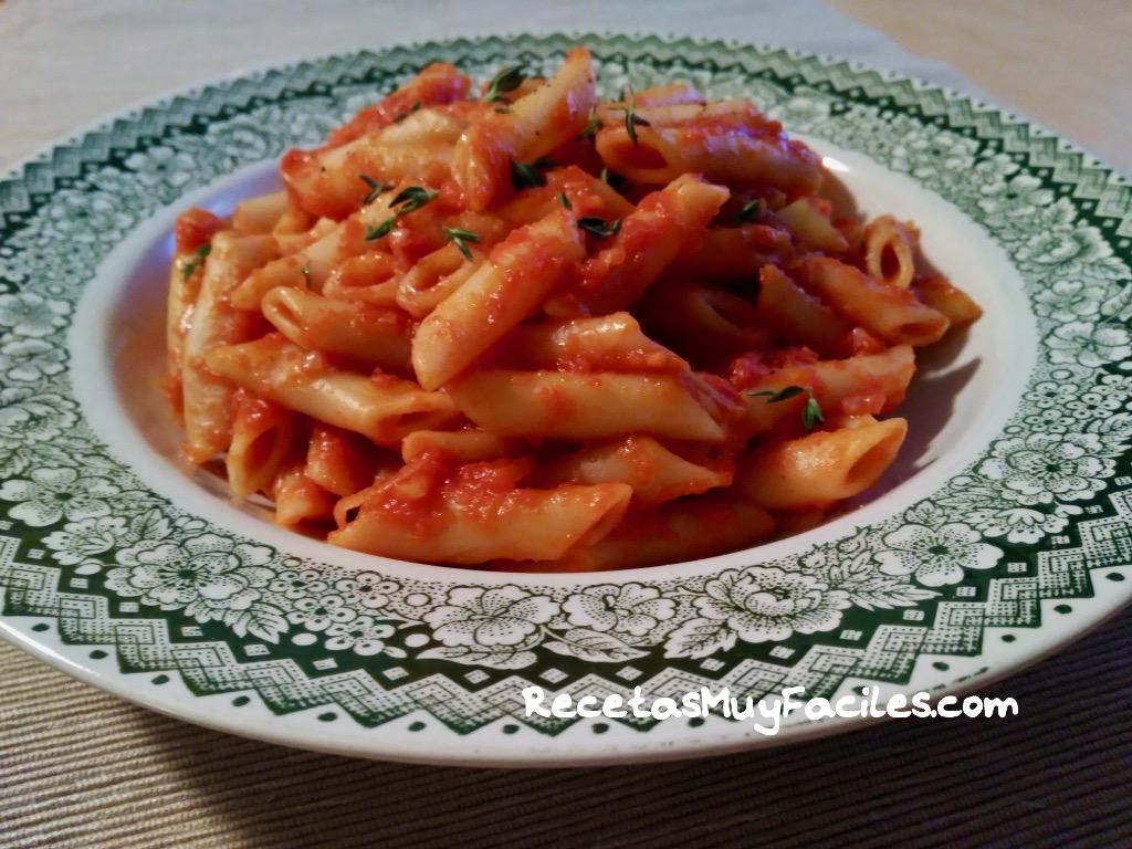 Foto macarrones con tomate
