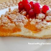 Tarta de albaricoques con crumble con grosellas para decorar