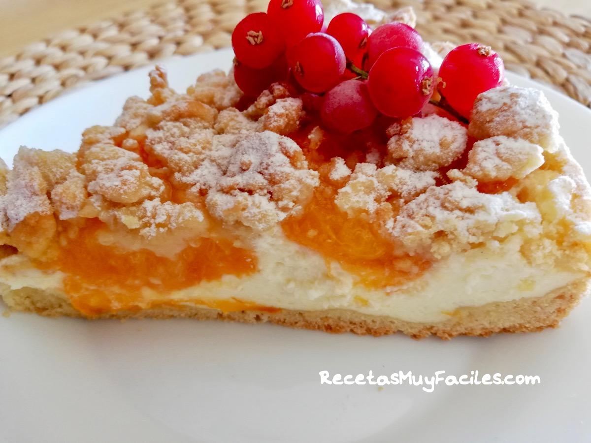 Tarta de albaricoques con crumble con grosellas para decorar